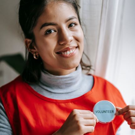 Lady wearing a volunteer badge